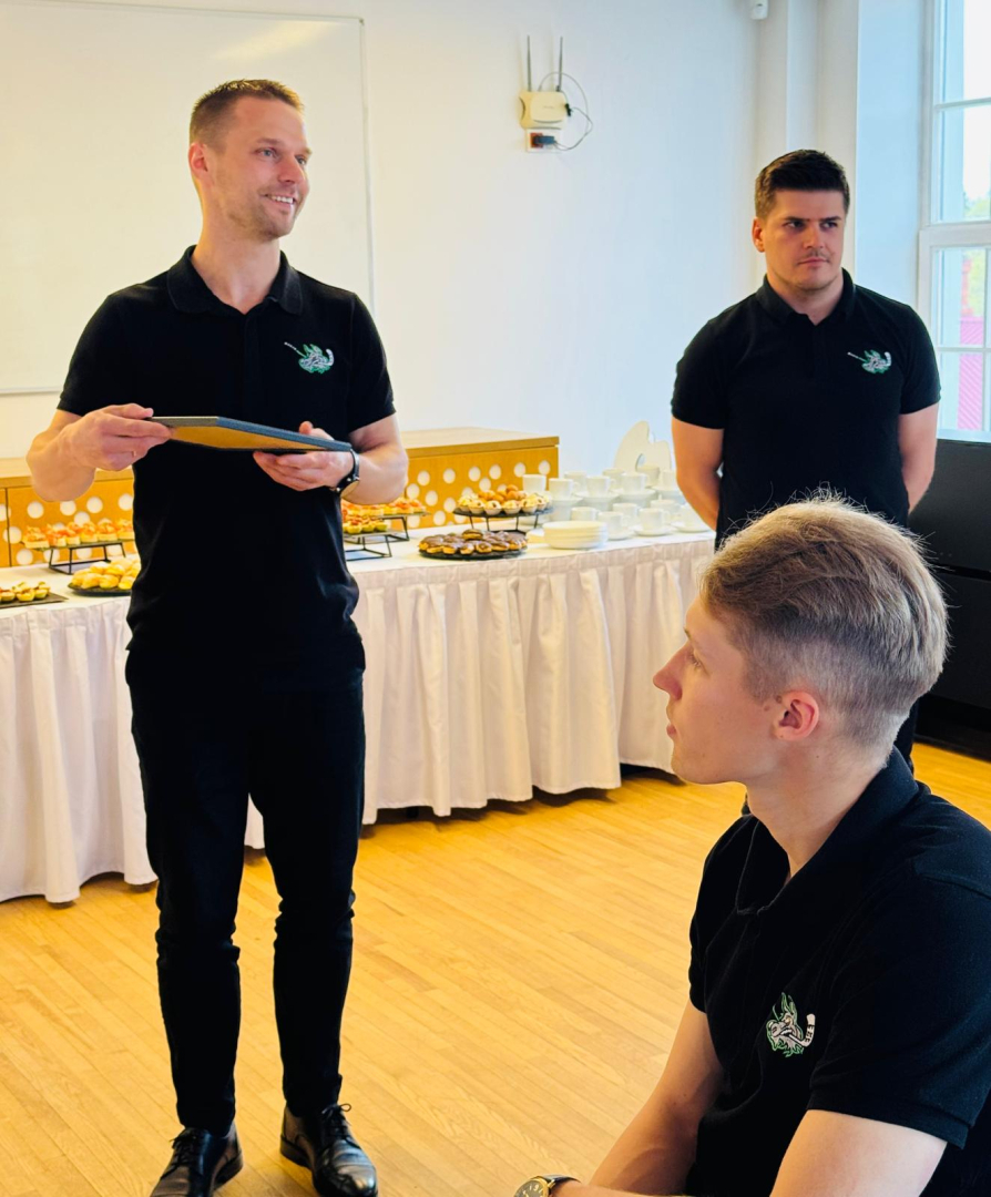Artis Raitums ar balvu