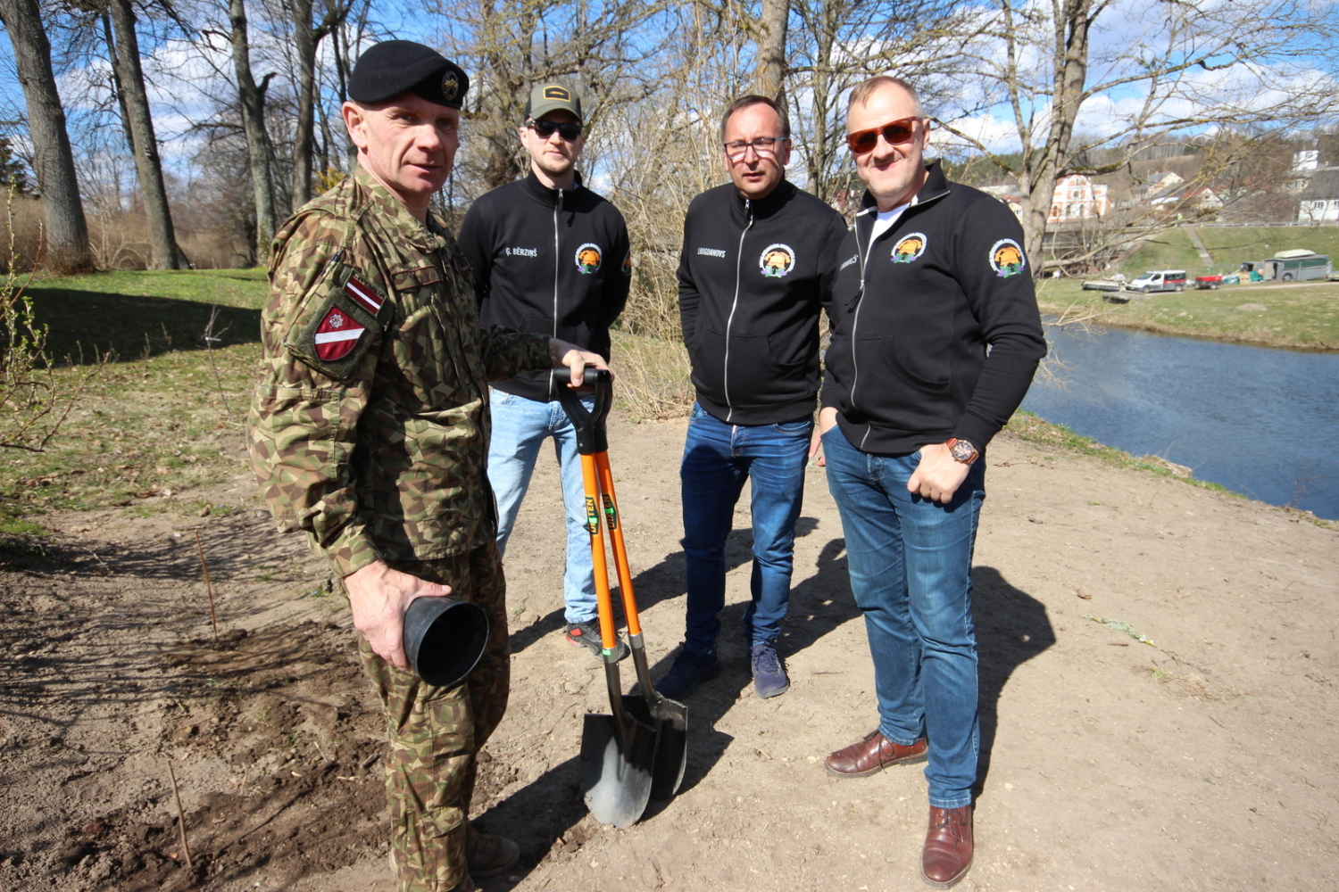 Foto ar Brīvprātīgo ugunsdzēsēju biedrības puišiem