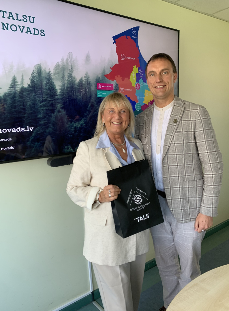 Talsu novada domes priekšsēdētājs ar goda konsuli Zviedrijā Agritu Mārtinsoni