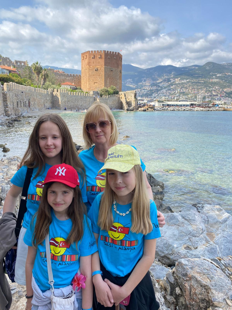 Lineta Mūrniece ar skolniecēm