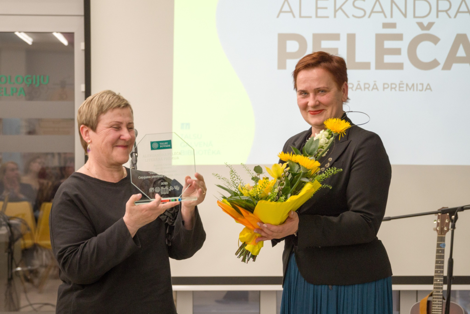 Agrita Ozola saņem A. Pelēča literāro prēmiju