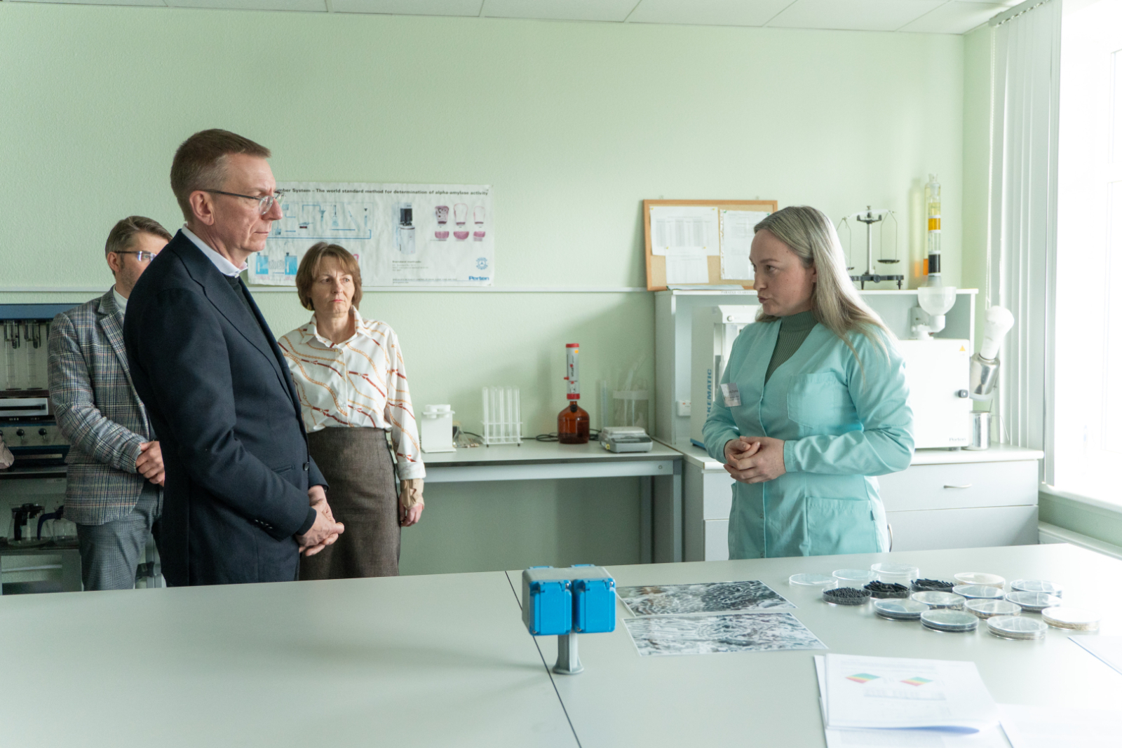 Prezidents Agroresursu un ekonomikas institūta Stendes pētniecības centrā_6