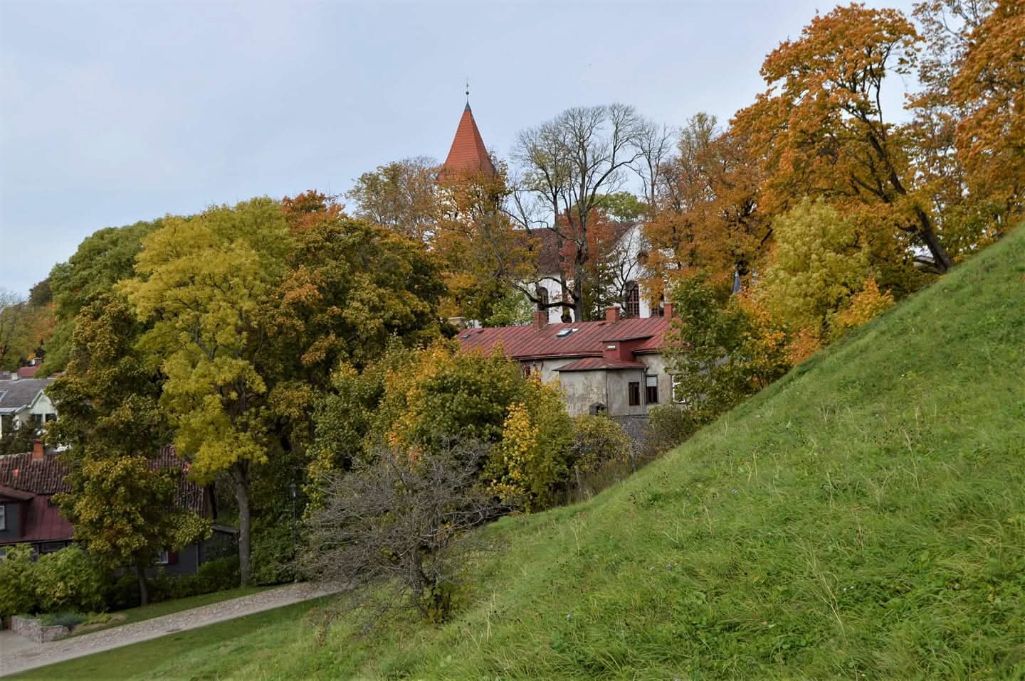 Elīna Freiberga „Talsu baznīca rudenī”
