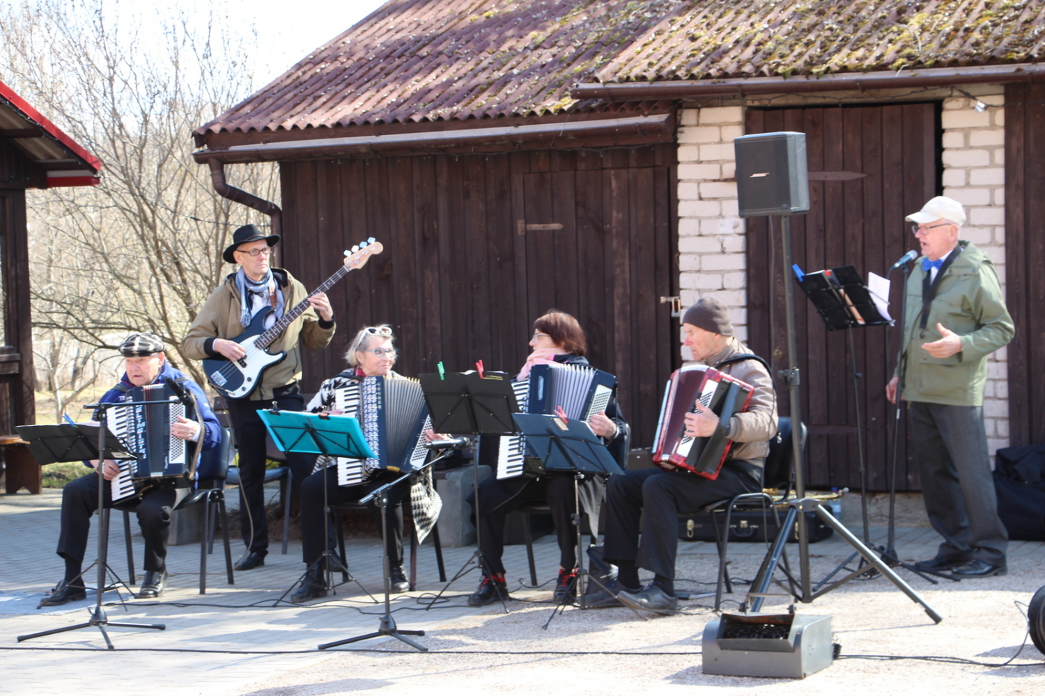 Foto ar akordeonistu ansambli