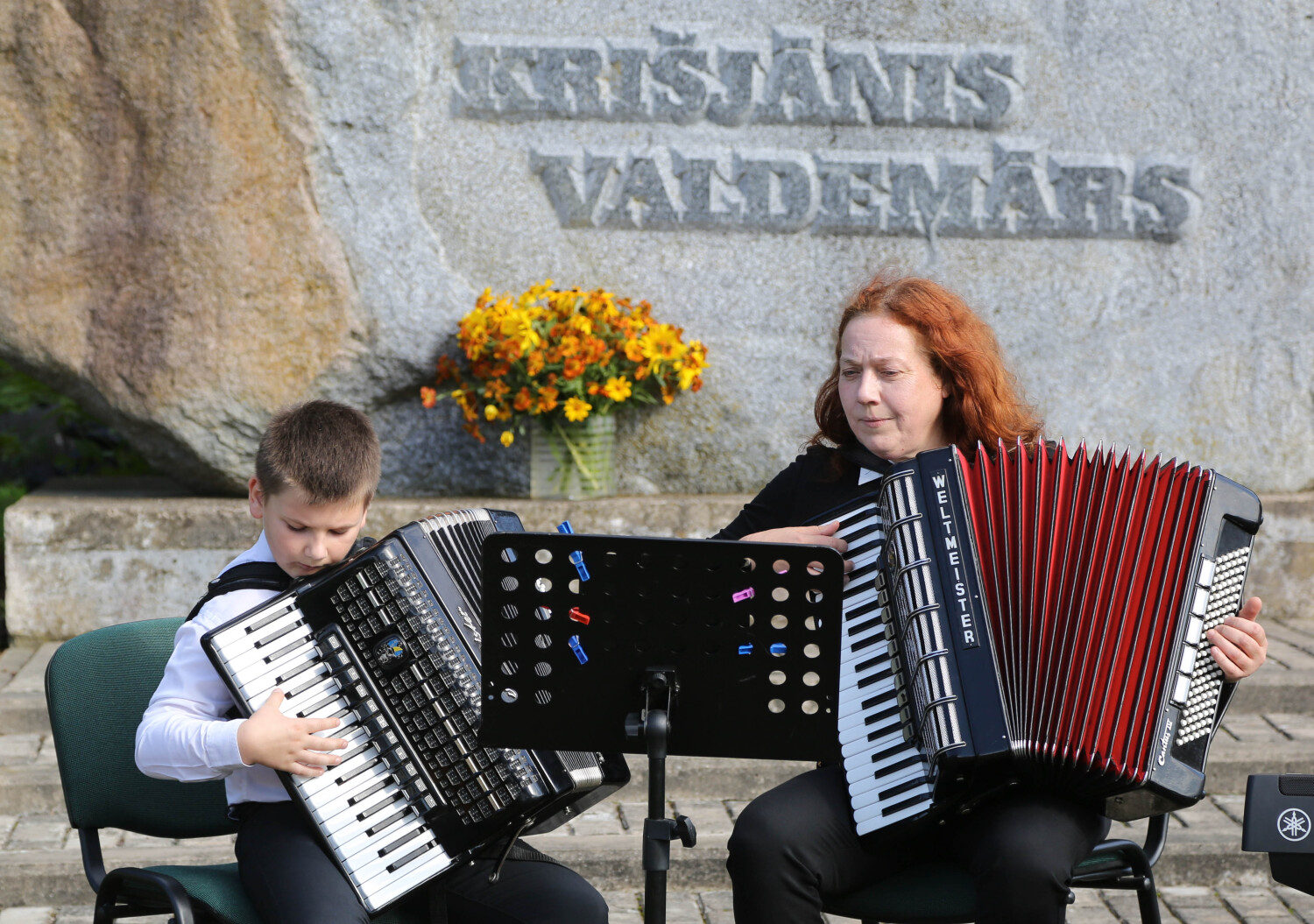 Akordeonisti vides objekta „Krišjāņa Valdemāra Elizeja” atklāšanā Valdemārpilī