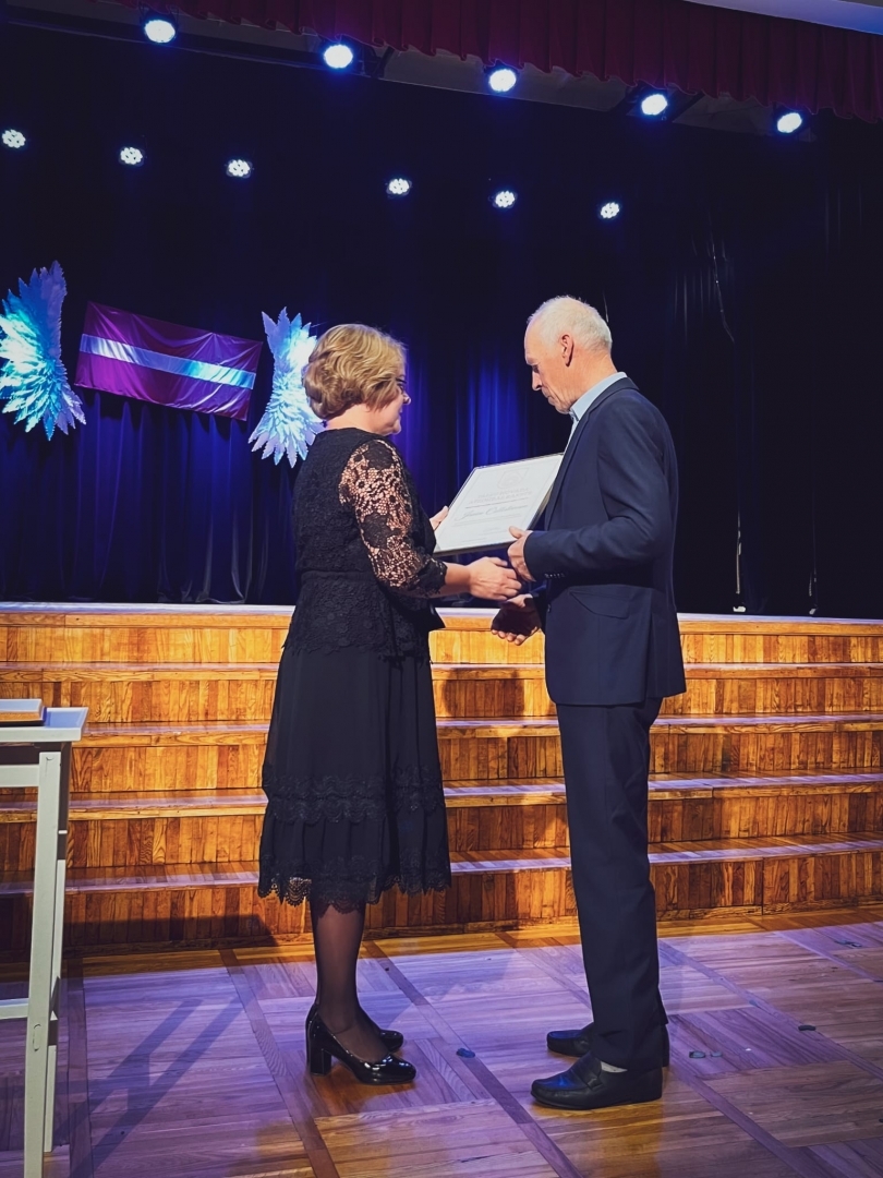 Eva Kārkliņa pasniedz Talsu novada Atzinības balvu Jānim Čulkstānam