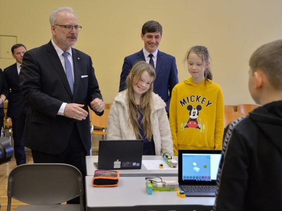 E. Levits apskata skolēnu paveikto robotikas nodarbībā-