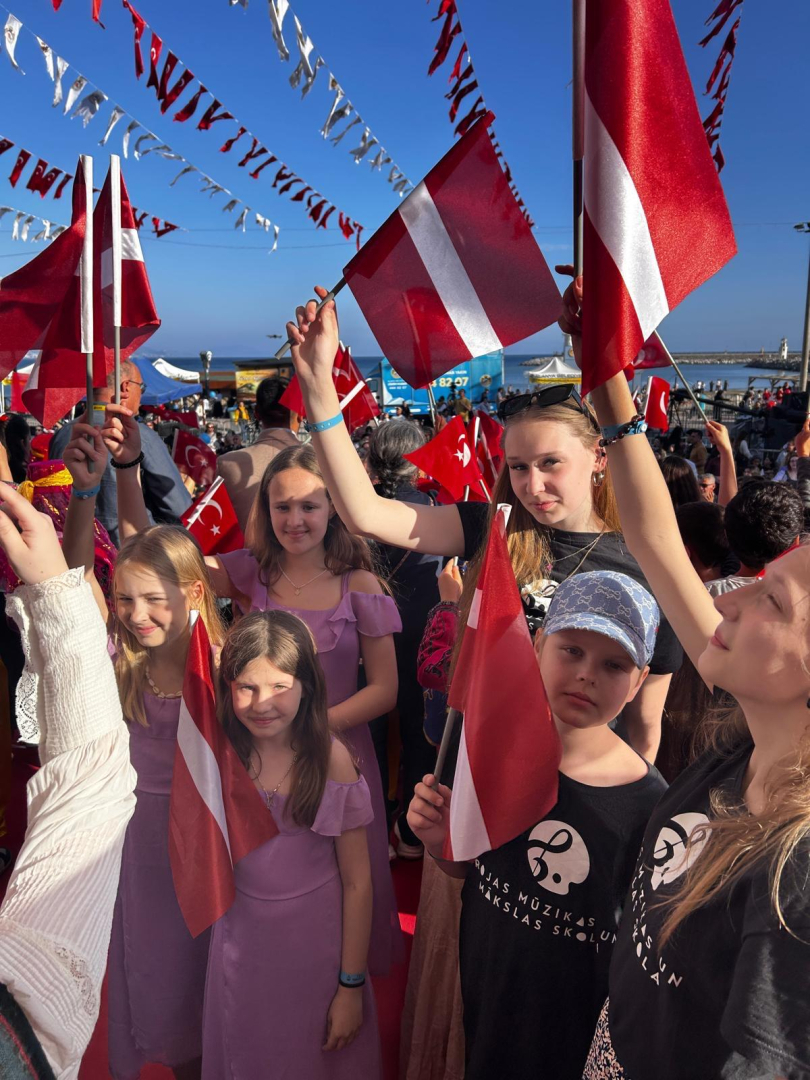 Talsu novada bērni festivālā ar Latvijas karogiem