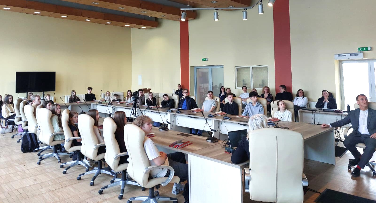 Ēnu dienā pašvaldību apmeklē zinātkāri jaunieši