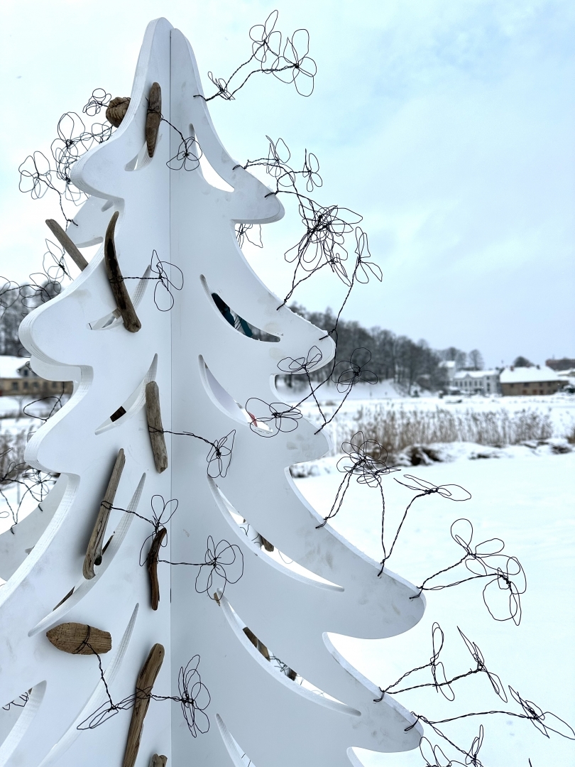Ziemassvētku eglīšu parks Talsu ezera promenādē