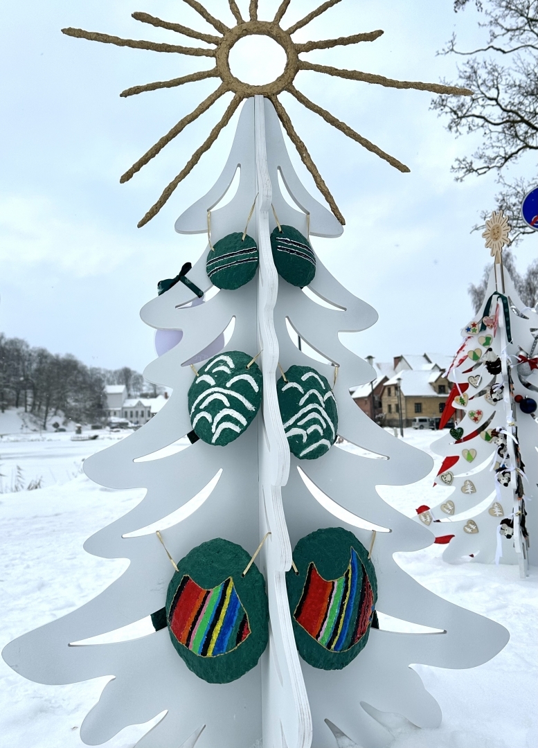 Ziemassvētku eglīšu parks Talsu ezera promenādē