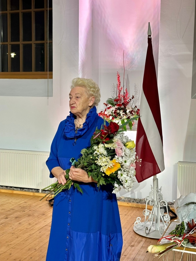 Ina Valtere, saņemot Talsu novada Izcilības balvu Sabilē