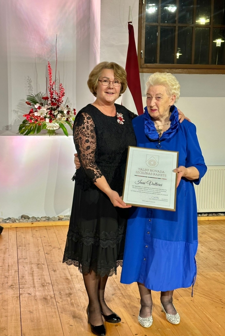 Eva Kārkliņa un Ina Valtere Talsu novada Izcilības balvas pasniegšanā Sabilē