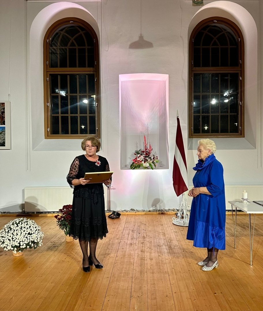 Eva Kārkliņa un Ina Valtere Talsu novada Izcilības balvas pasniegšanā Sabilē