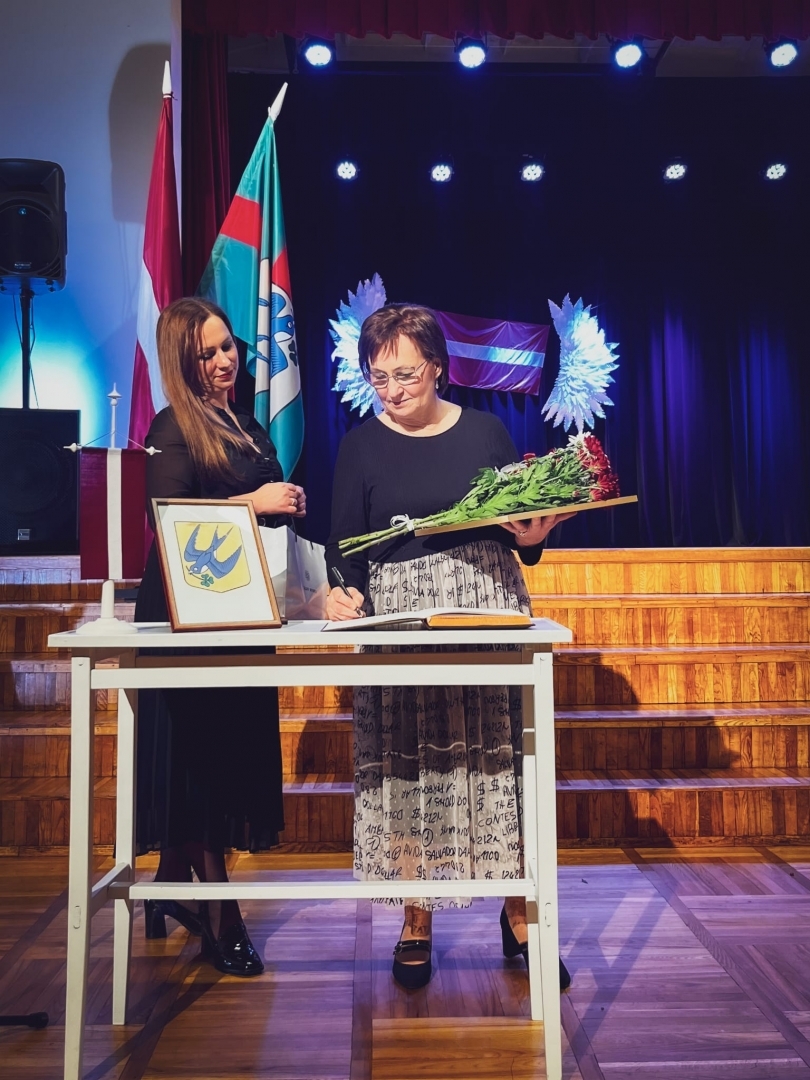 Jolanta Ozola parakstās Goda grāmatā, saņemot Talsu novada Izcilības balvu