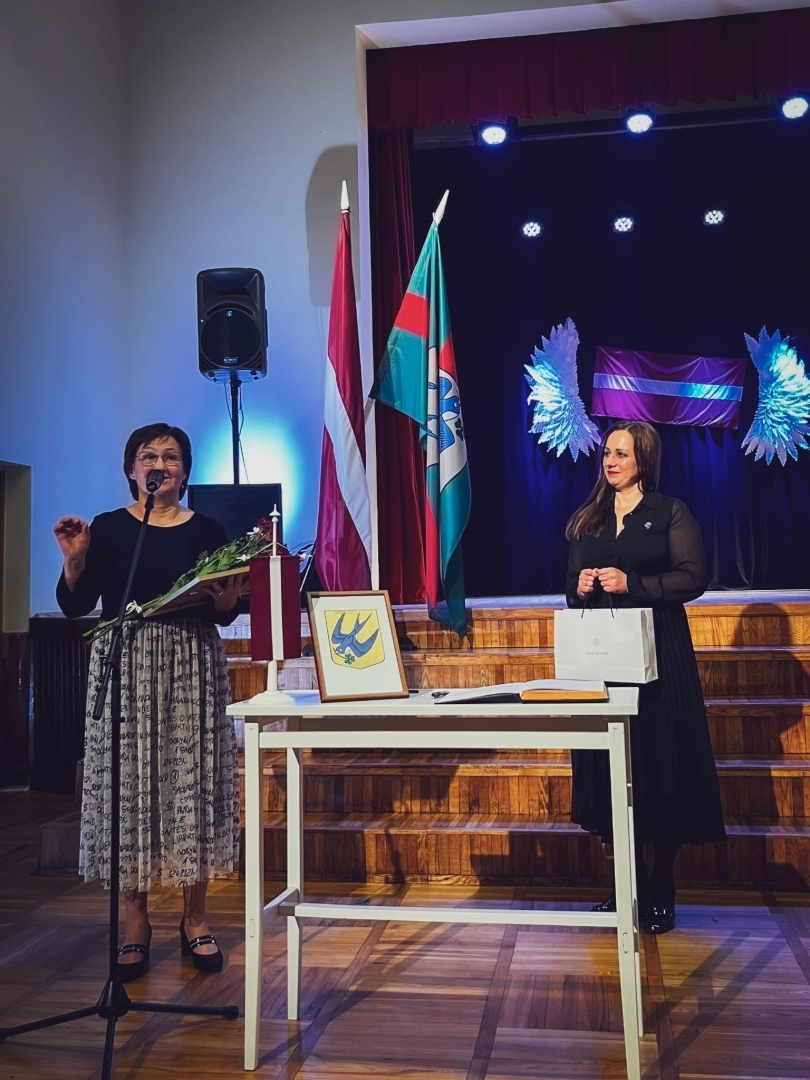 Jolanta Ozola saņem Talsu novada Izcilības balvu Pastendē