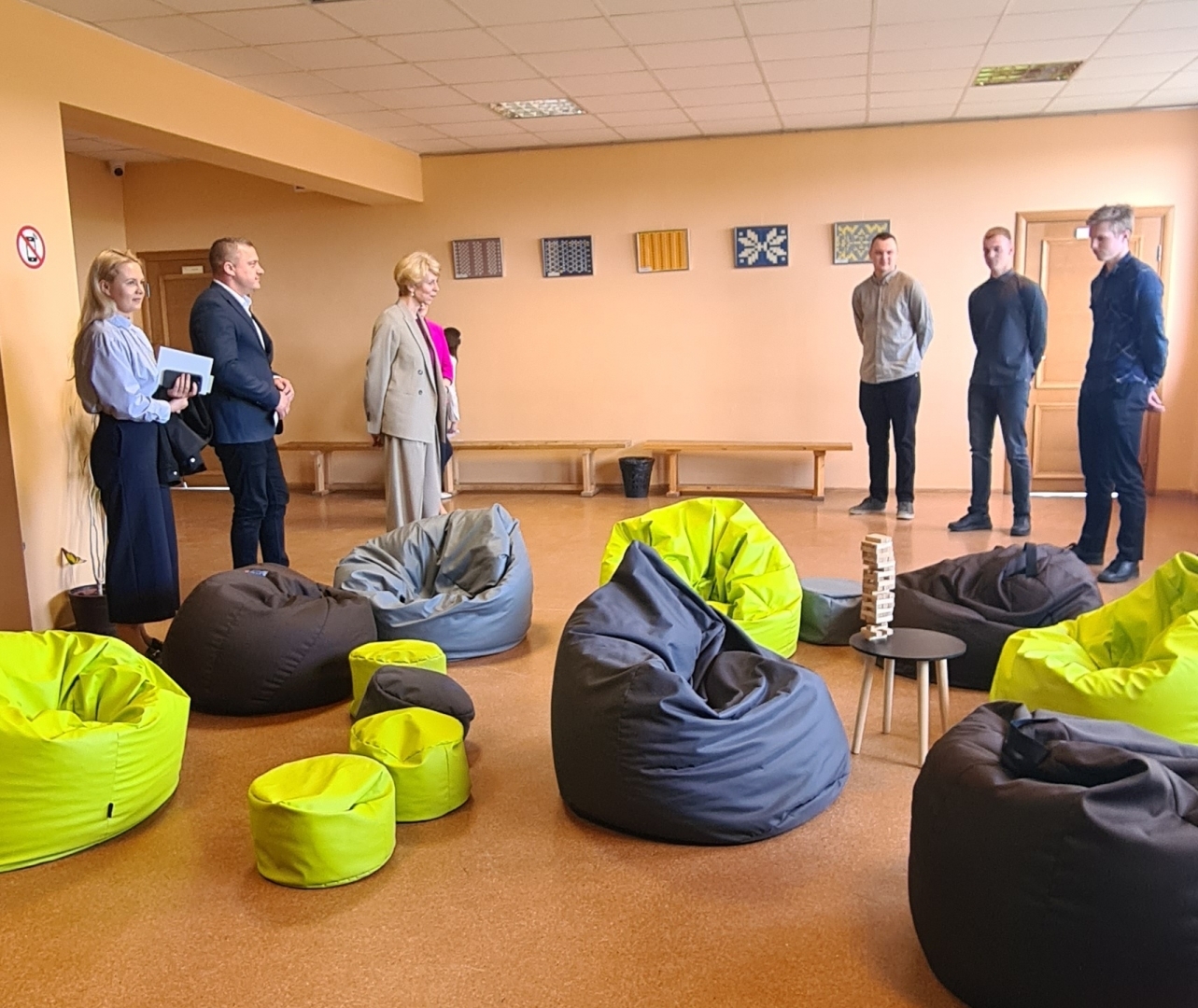 Izglītības un zinātnes ministre apmeklēja Talsu novada skolas