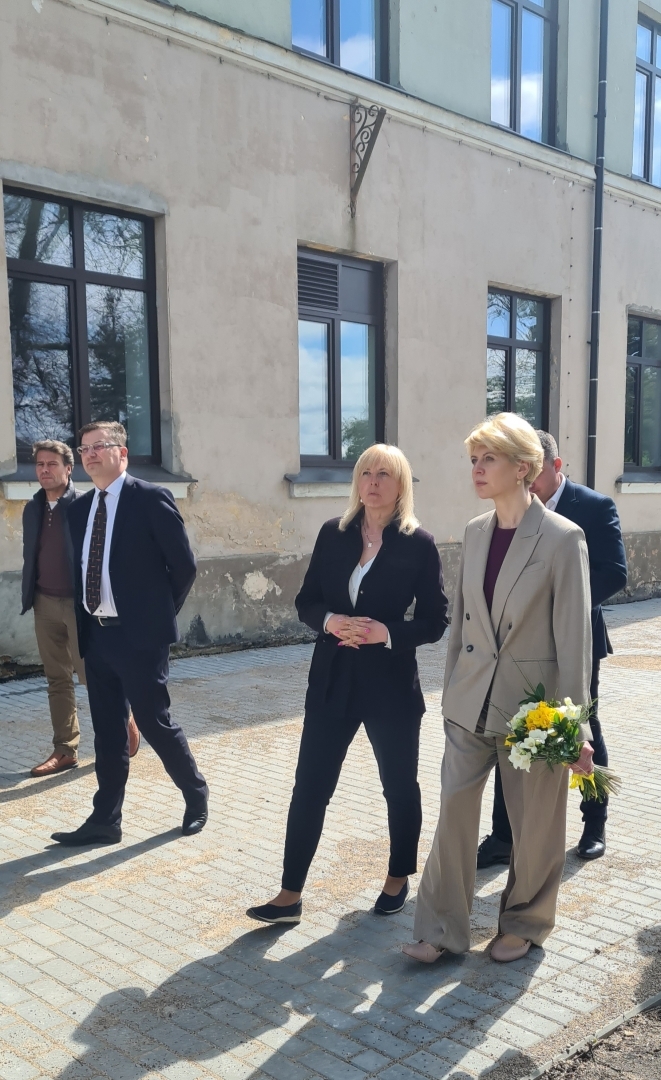 Izglītības un zinātnes ministre apmeklēja Talsu novada skolas