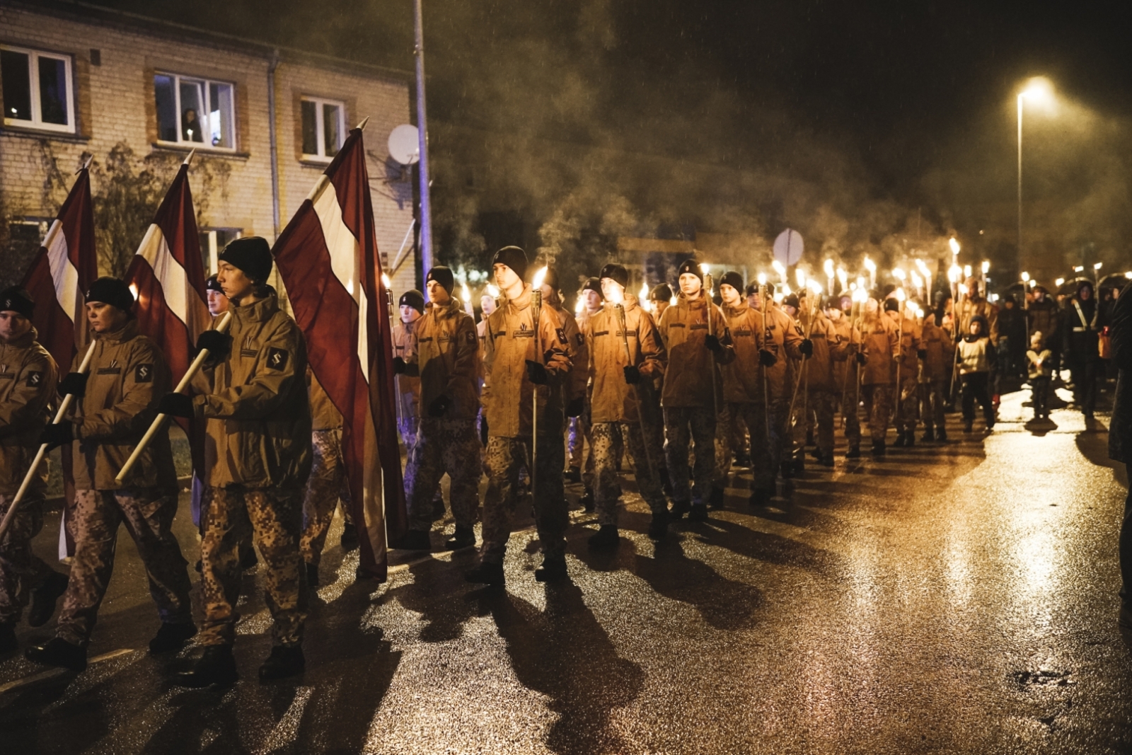Lāčplēša dienas lāpu gājiens „Gaismas ceļš” Talsos