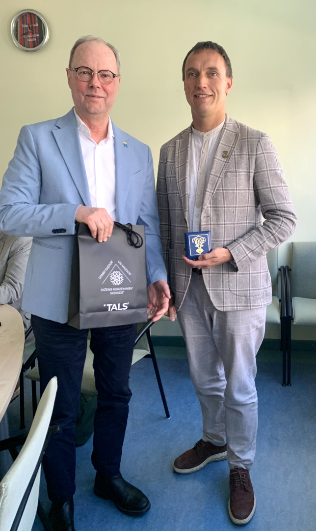 Talsu novada domes priekšsēdētājs ar Karlskronas komūnas mēru Peteru Glimvallu