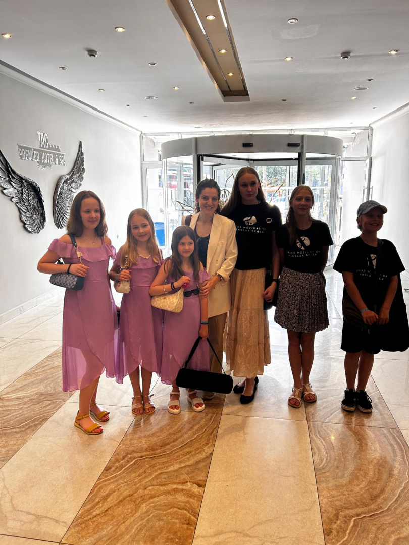 Delegācijas bērni ar Ozgi (Alānijas pašvaldības pārstāve)