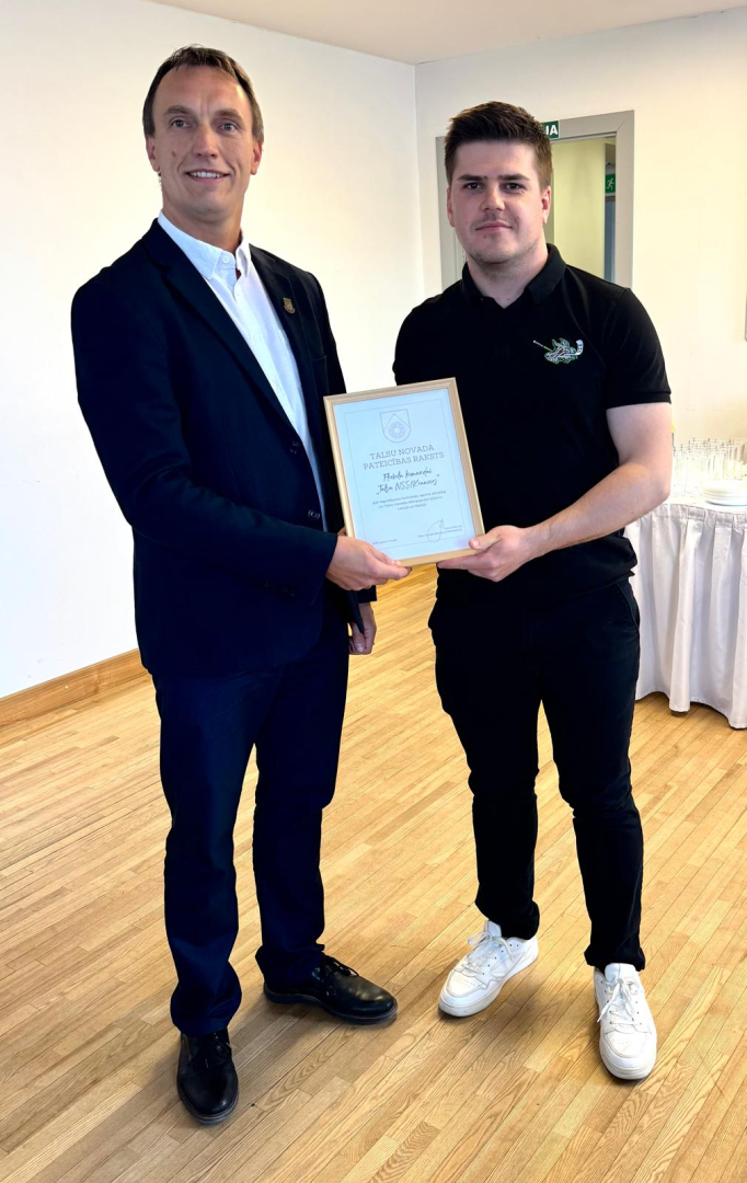 Ansis Bērziņš pasniedz pateicību