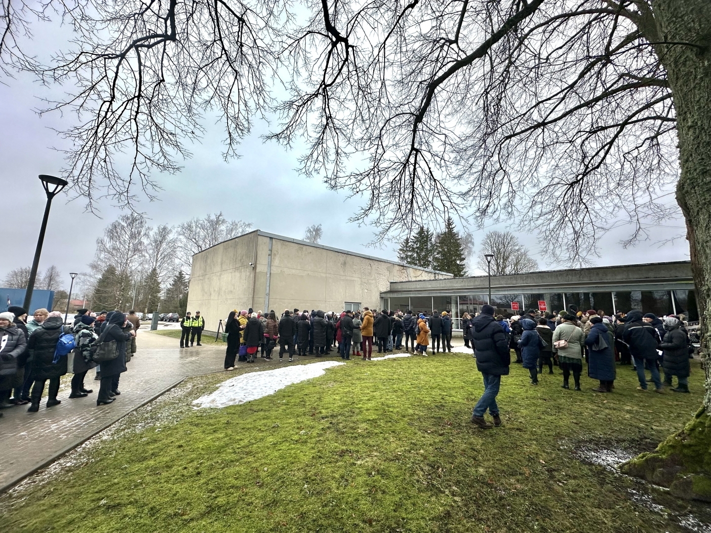 Pikets par plānoto pašvaldības iestāžu amata vietu un budžeta samazināšanu