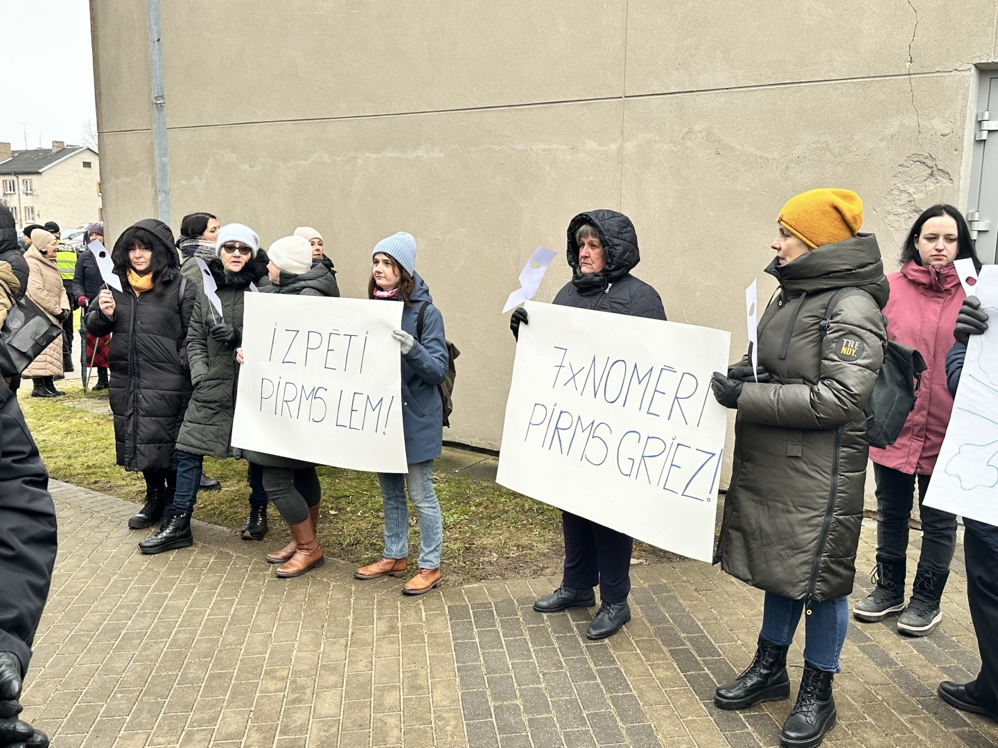 Pikets pret plānoto pašvaldības iestāžu amata vietu un budžeta samazināšanu