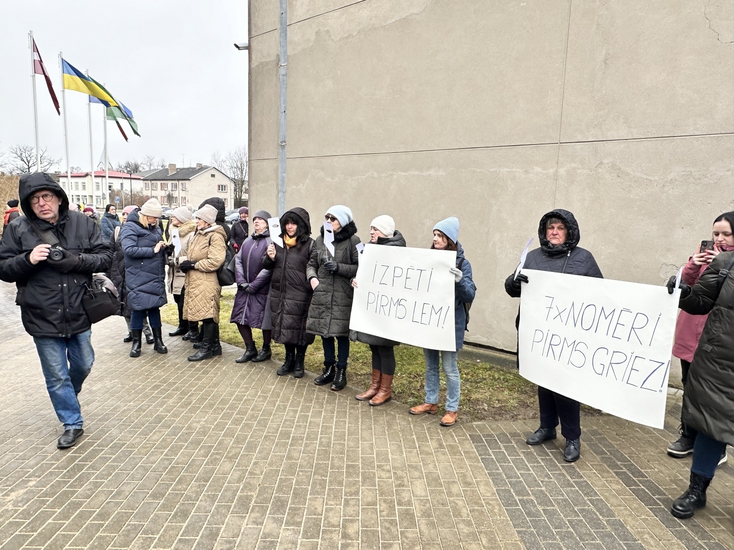 Pikets pret plānoto pašvaldības iestāžu amata vietu un budžeta samazināšanu