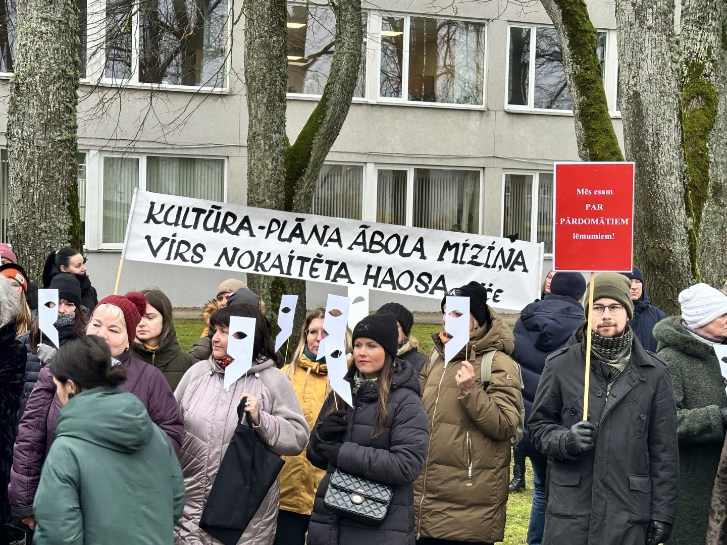 Pikets pret plānoto pašvaldības iestāžu amata vietu un budžeta samazināšanu