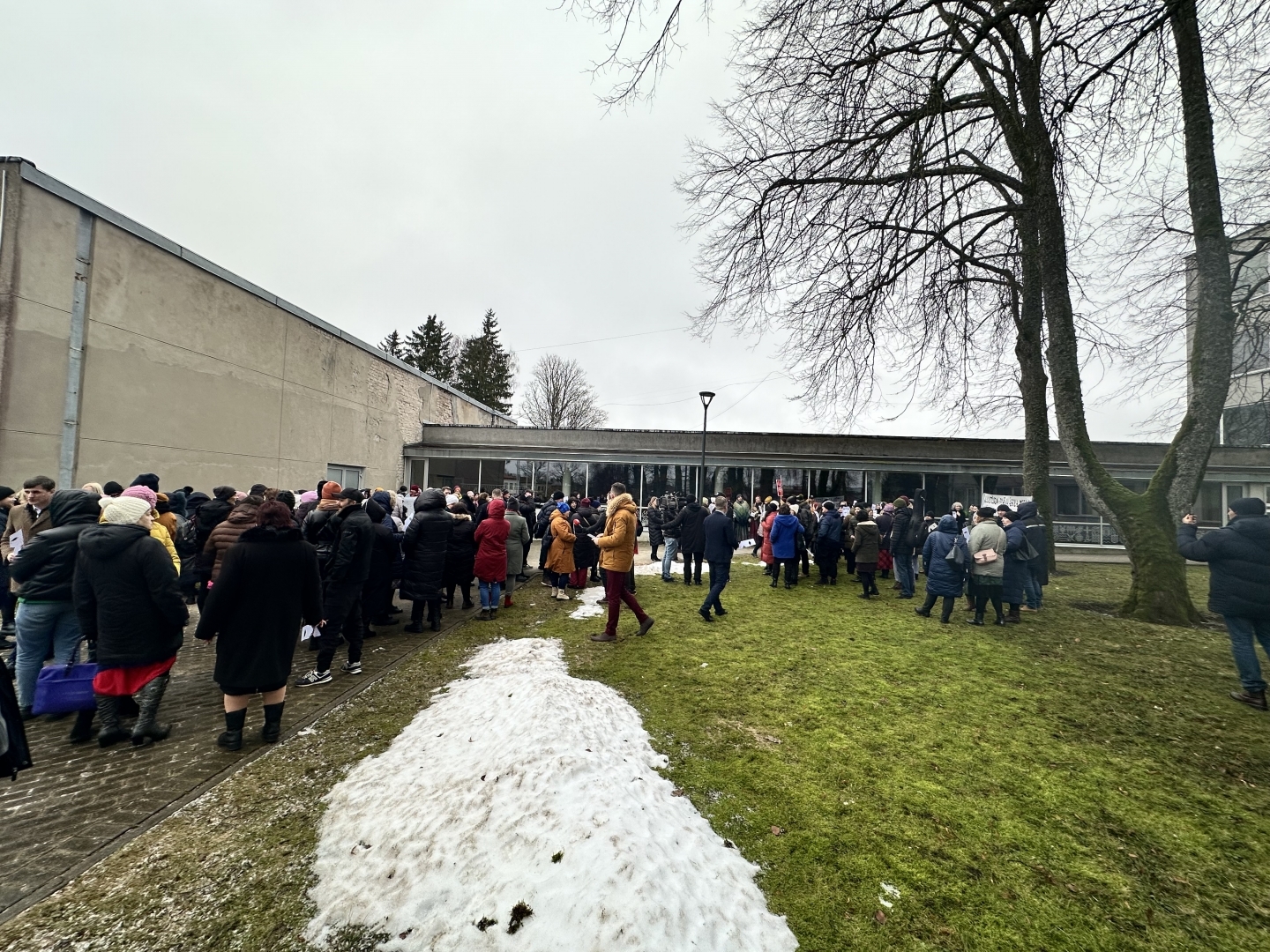 Pikets pret plānoto pašvaldības iestāžu amata vietu un budžeta samazināšanu