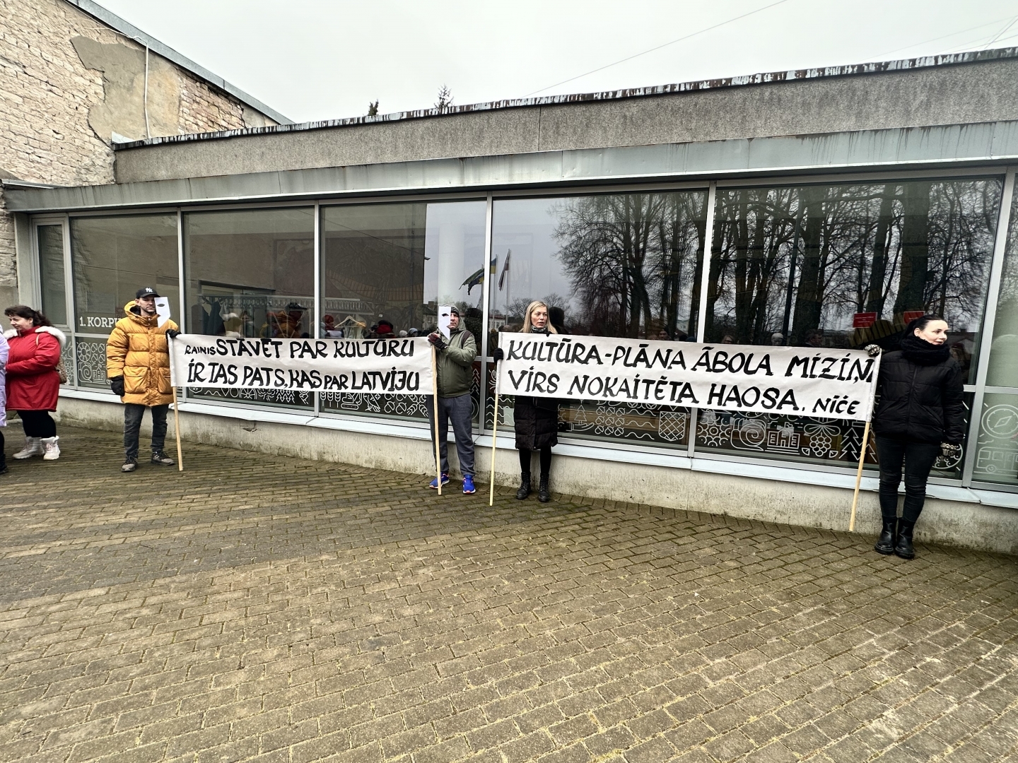 Pikets pret plānoto pašvaldības iestāžu amata vietu un budžeta samazināšanu
