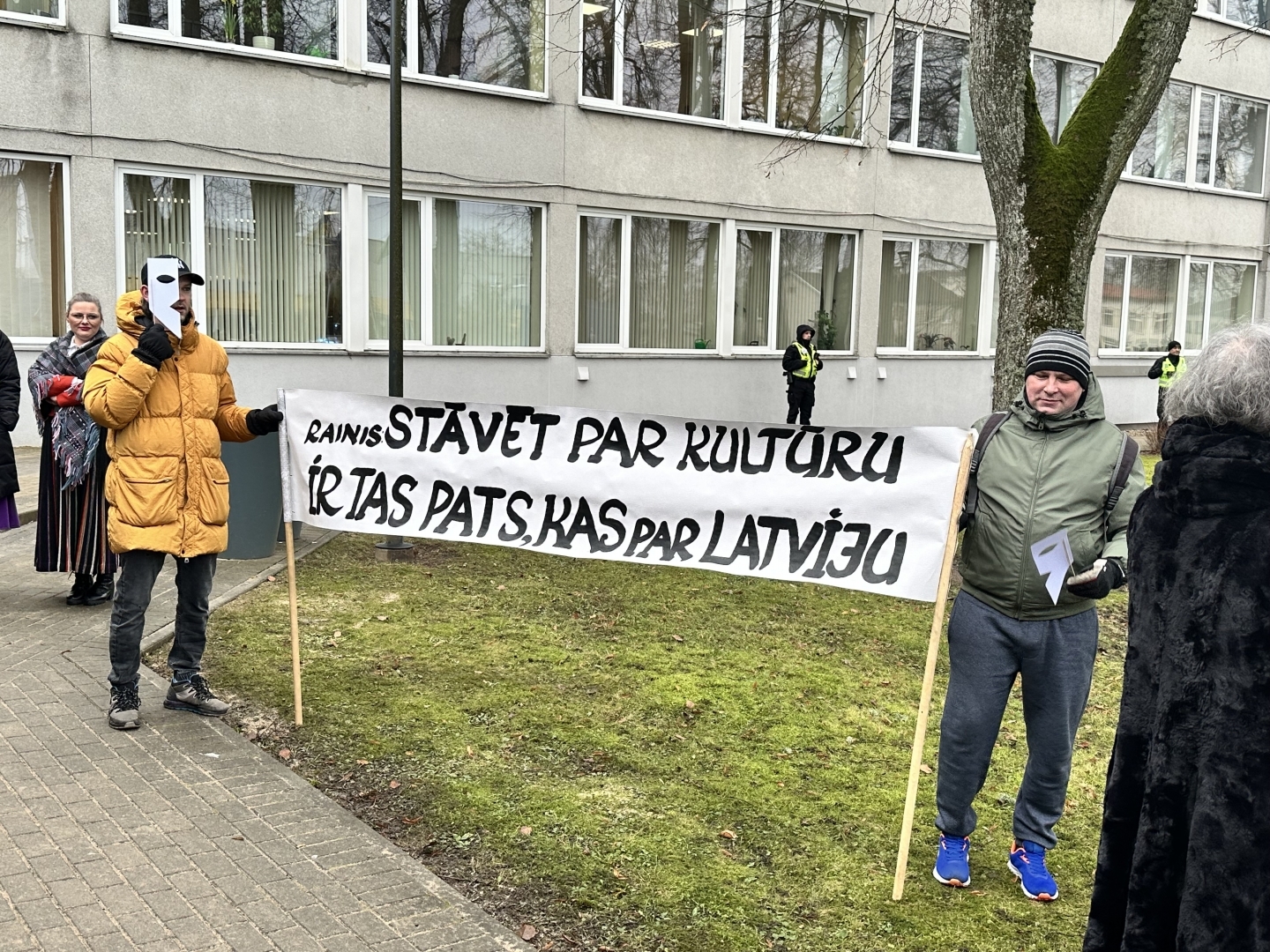 Pikets pret plānoto pašvaldības iestāžu amata vietu un budžeta samazināšanu