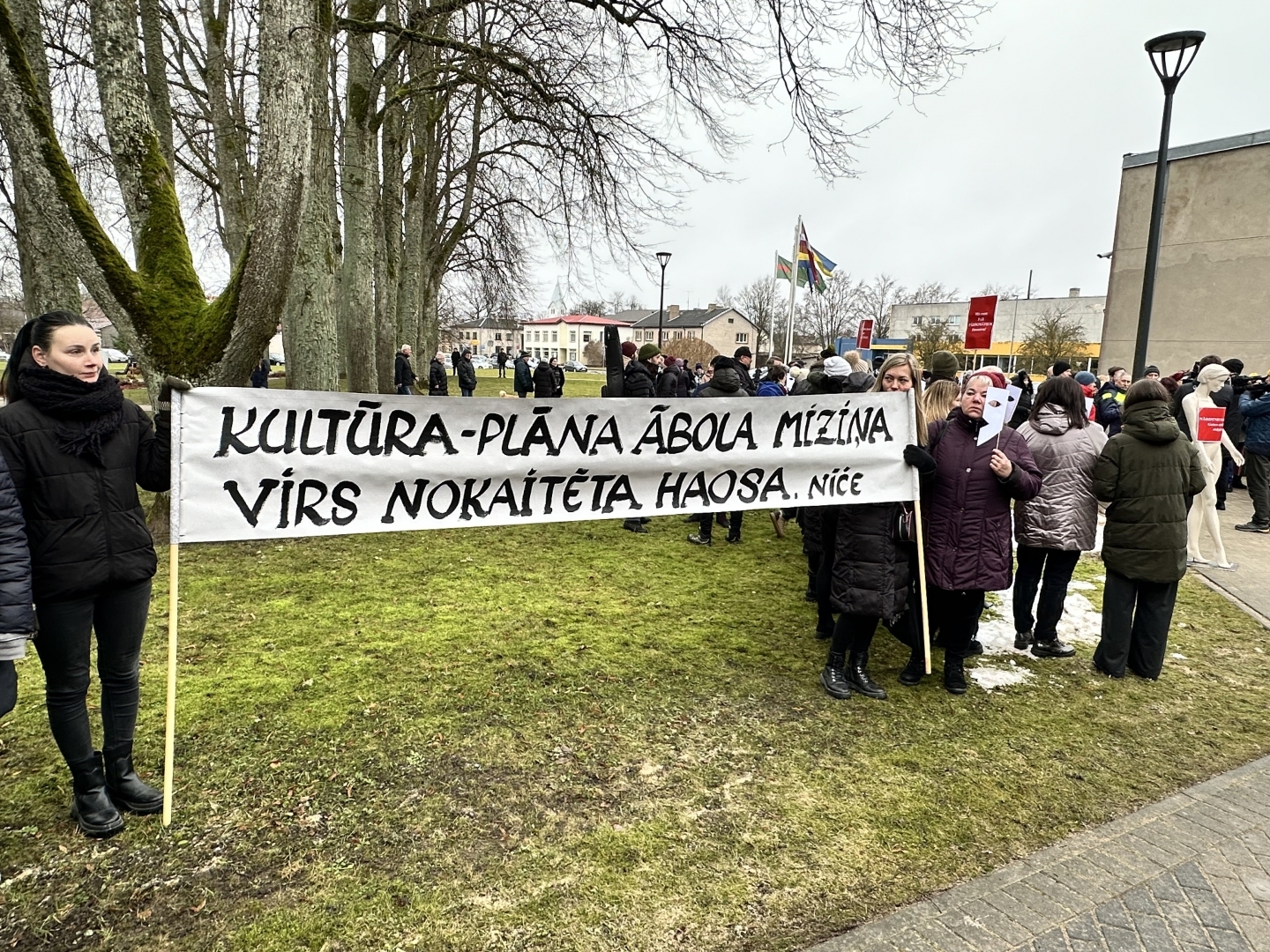 Pikets pret plānoto pašvaldības iestāžu amata vietu un budžeta samazināšanu