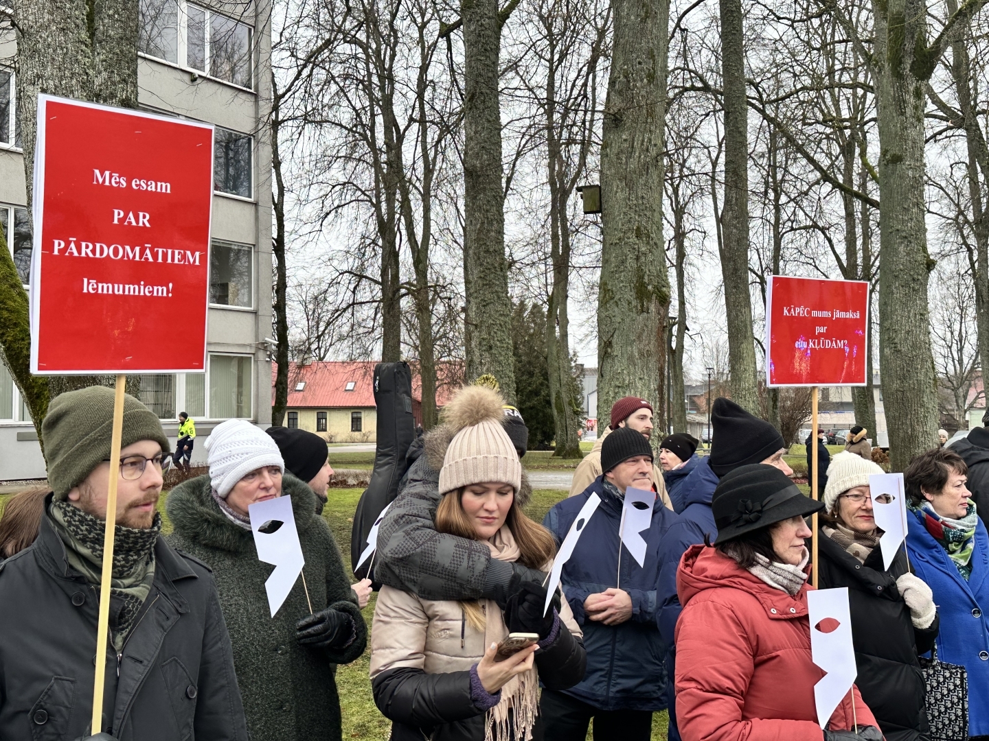 Pikets pret plānoto pašvaldības iestāžu amata vietu un budžeta samazināšanu