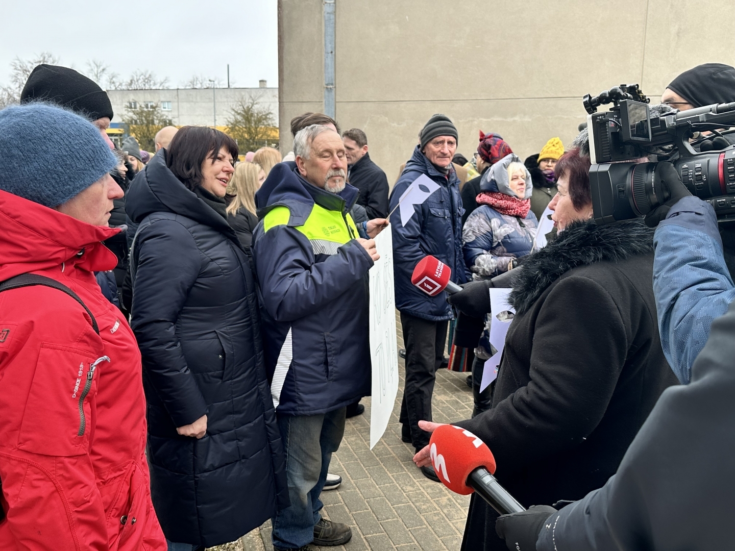 Pikets pret plānoto pašvaldības iestāžu amata vietu un budžeta samazināšanu
