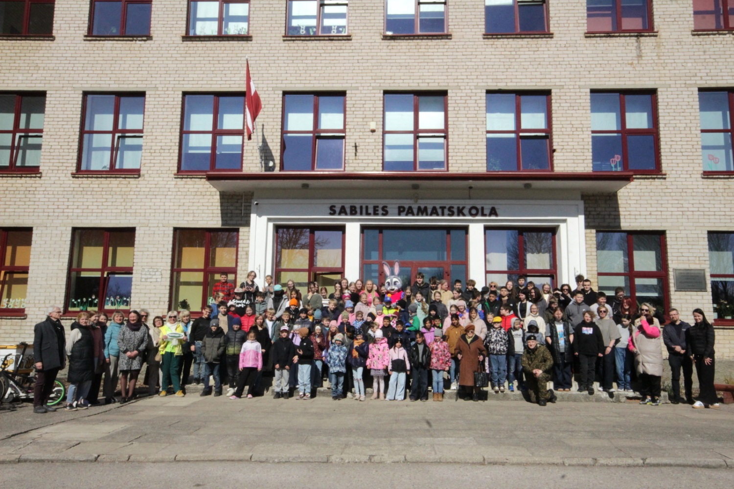 Foto ar Sabiles pamatskolas skolēniem un darbiniekiem