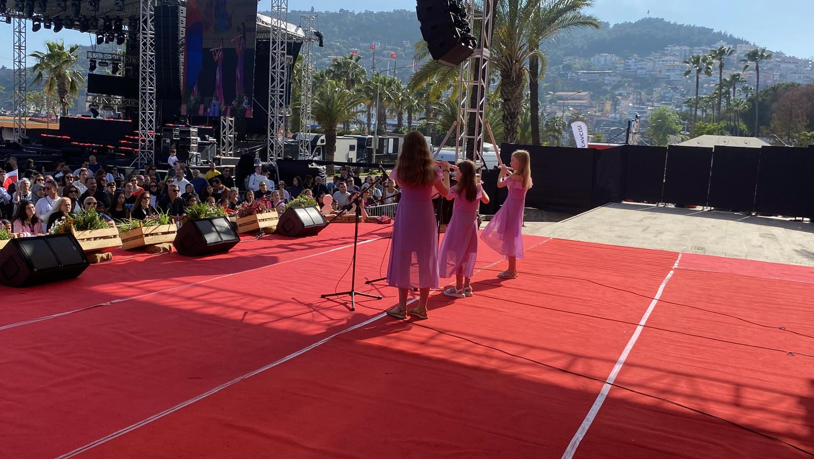 Skolnieces uz skatuves