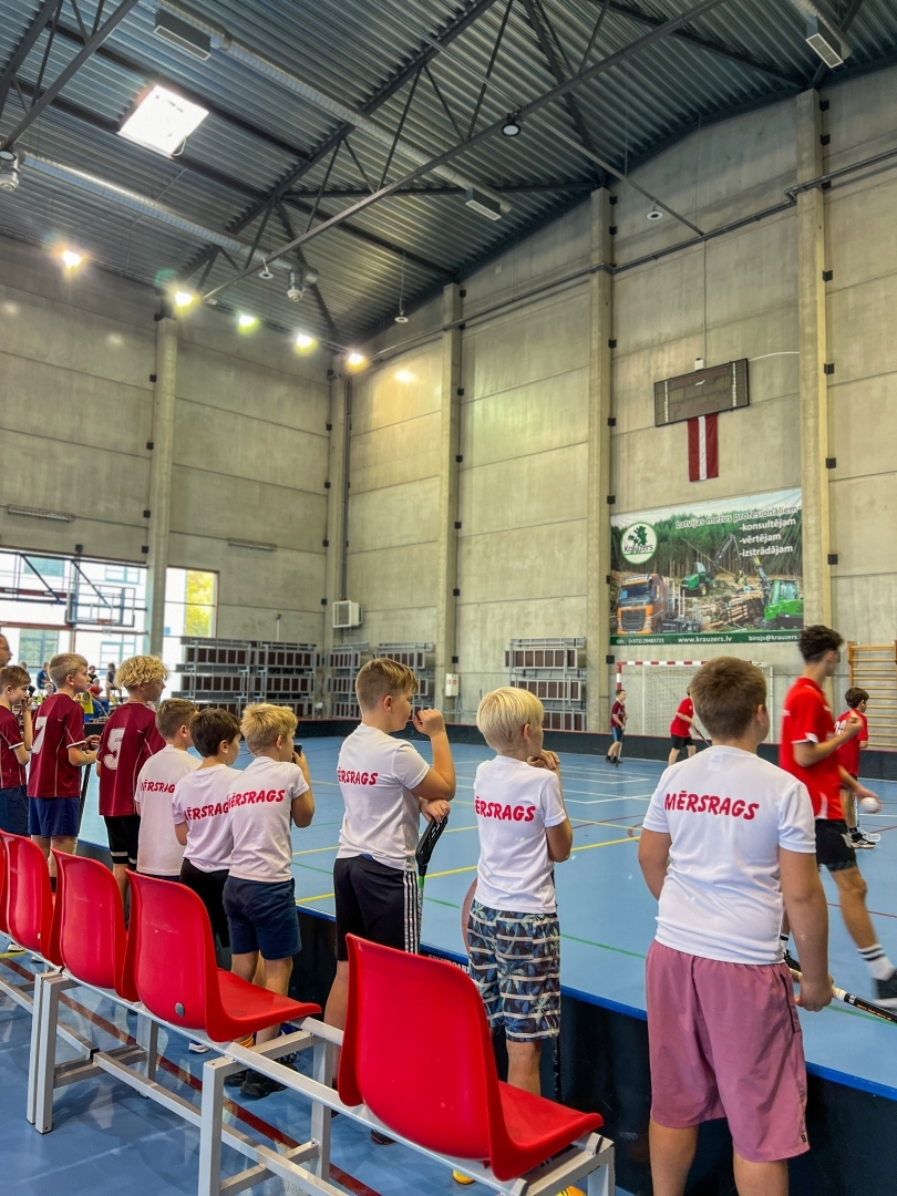 Skolu sporta sacensības florbolā
