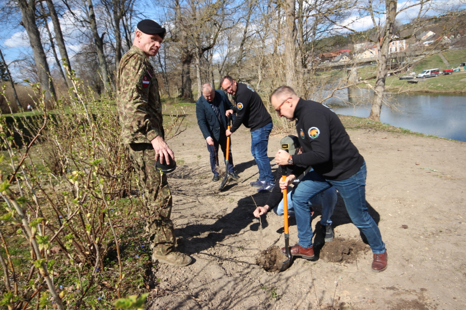 Foto ar Brīvprātīgo ugunsdzēsēju biedrības darbiniekiem, kas stāda kokus