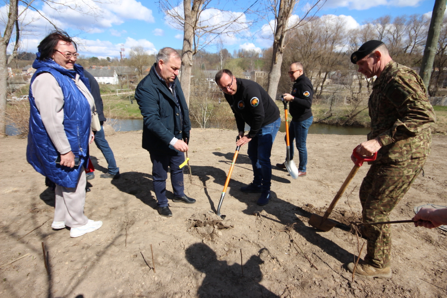 Foto ar pārvaldnieku, kas stāda koku