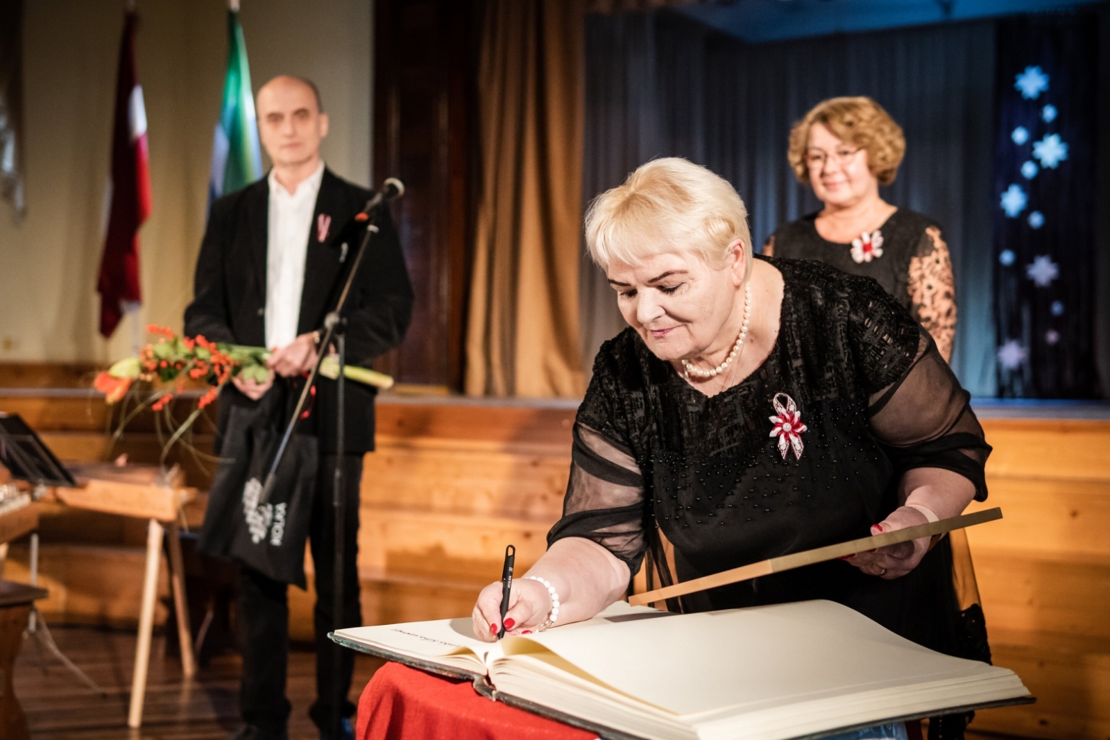 Regīna Rūmniece parakstās Goda grāmatā