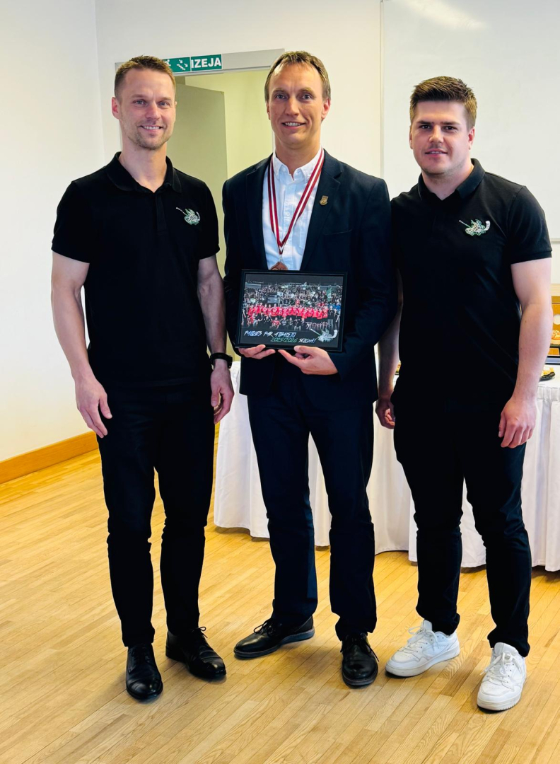 Ansis Bērziņš ar florbola komandas puišiem un medaļu