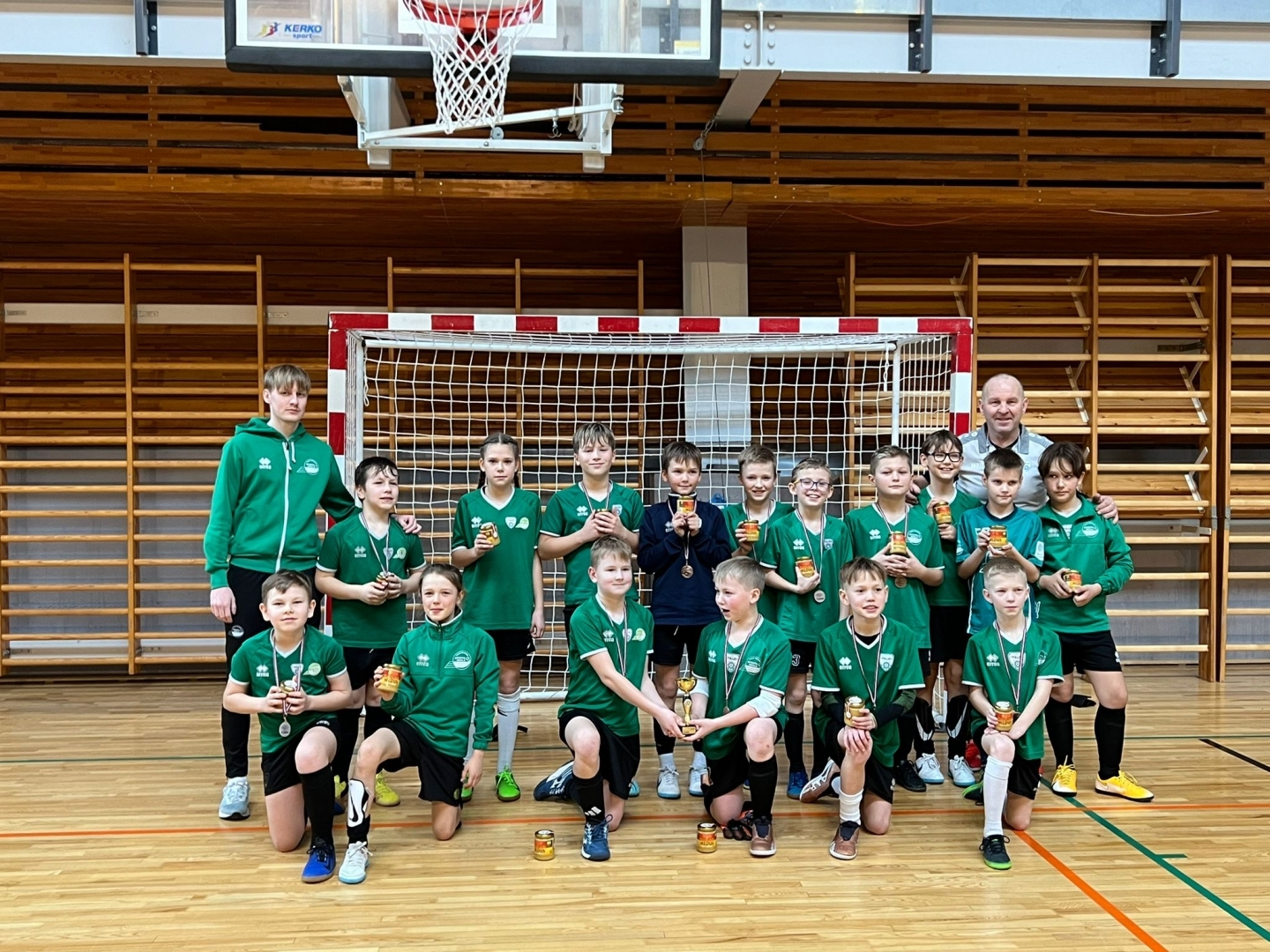 U11 futbolistiem bronzas medaļas un kauss
