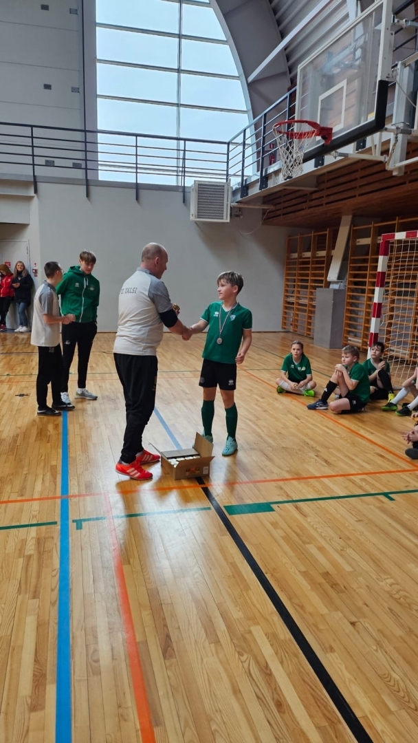 U11 futbolistiem bronzas medaļas un kauss