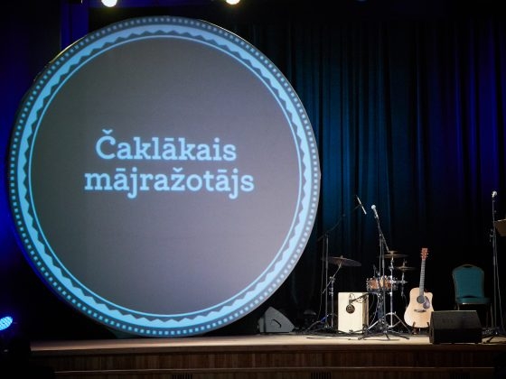 Skatuves noformējums un pasākuma vadītāja Kristīne Garklāva (44)