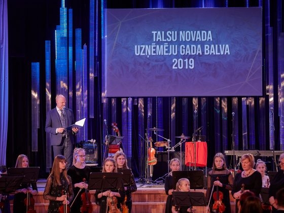 Valdis Melderis, pasākuma vadītājs, mūziķi un skatuves noformējums (47)