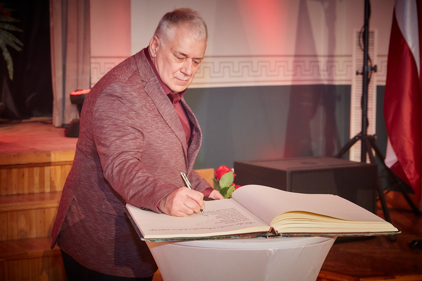 Agnis Vicinskis parakstās Talsu novada Goda grāmatā (14)