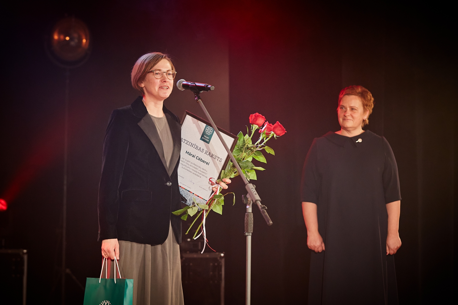 Māra Cēbere saka uzrunu, blakus Sandra Pētersone (15)