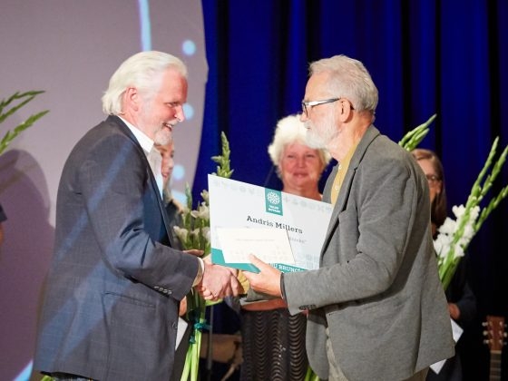 Ojārs Arvīds Feldbergs pasniedz balvu Andrim Milleram (56)